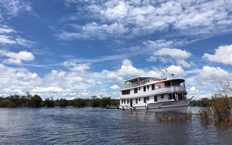 Barco-com-cabine