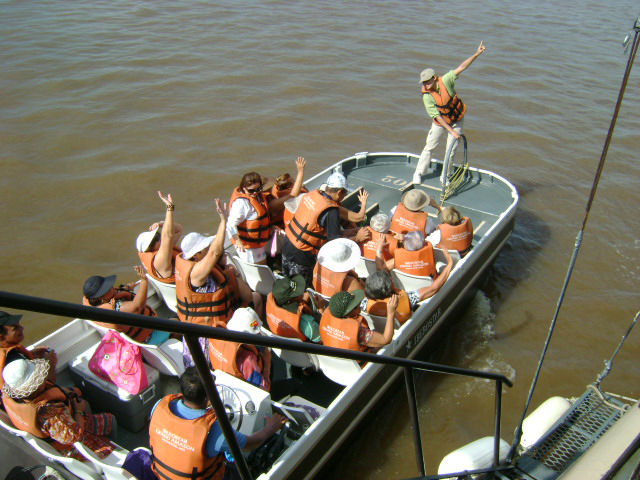 Iberostar Grand Amazon - Turistas em barco de turismo usando coletes salva-vidas no rio