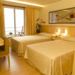Iberostar Grand Amazon - Quarto aconchegante com duas camas de solteiro e varanda