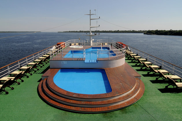 Iberostar Grand Amazon - Piscinas no deck superior do navio, navegando pelo rio