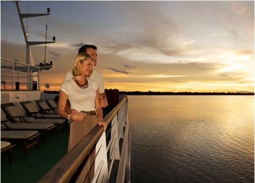 Iberostar Grand Amazon - Casal apreciando pôr do sol